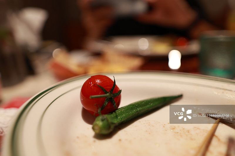 桌上盘子里食物的特写镜头图片素材