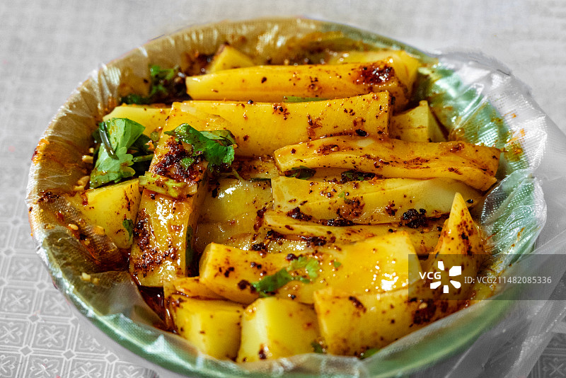 云南昆明特色美食小吃凉拌豌豆粉图片素材