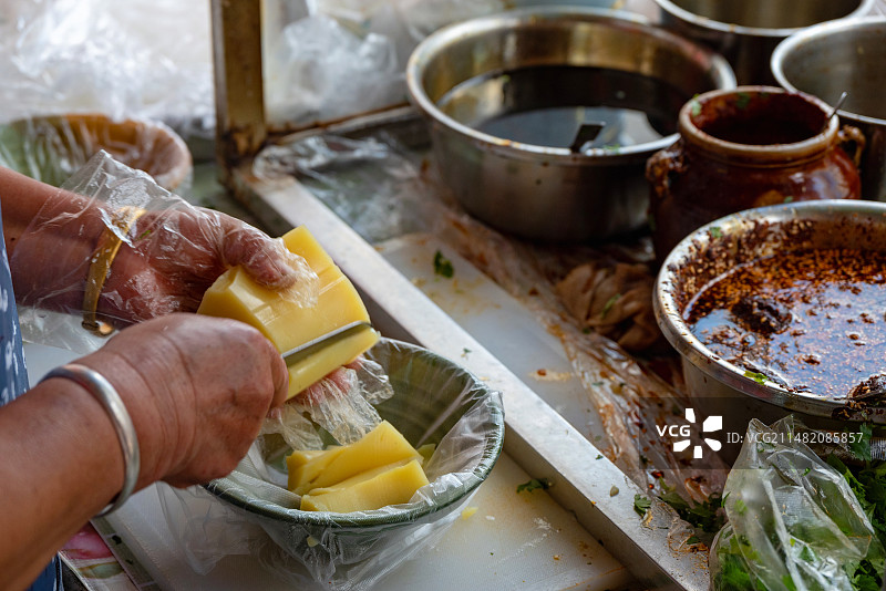 云南昆明阿婆制作特色美食小吃豌豆粉图片素材