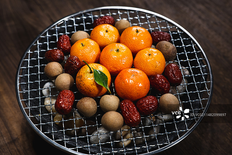 放在桌子上的精美小吃图片素材