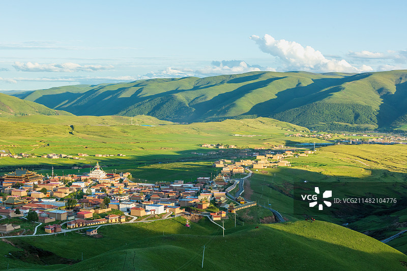 阿坝州阿坝县融入高山草原的生态县城图片素材