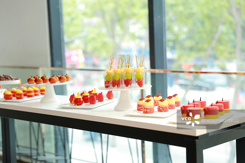室内摆放在桌子上的各式蛋糕甜点水果图片素材