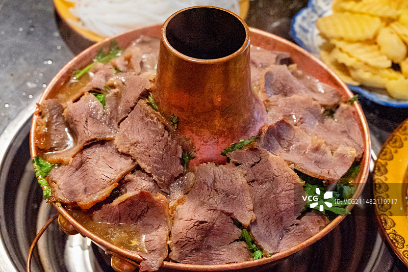 云南迪庆香格里拉特色铜锅牦牛肉火锅图片素材