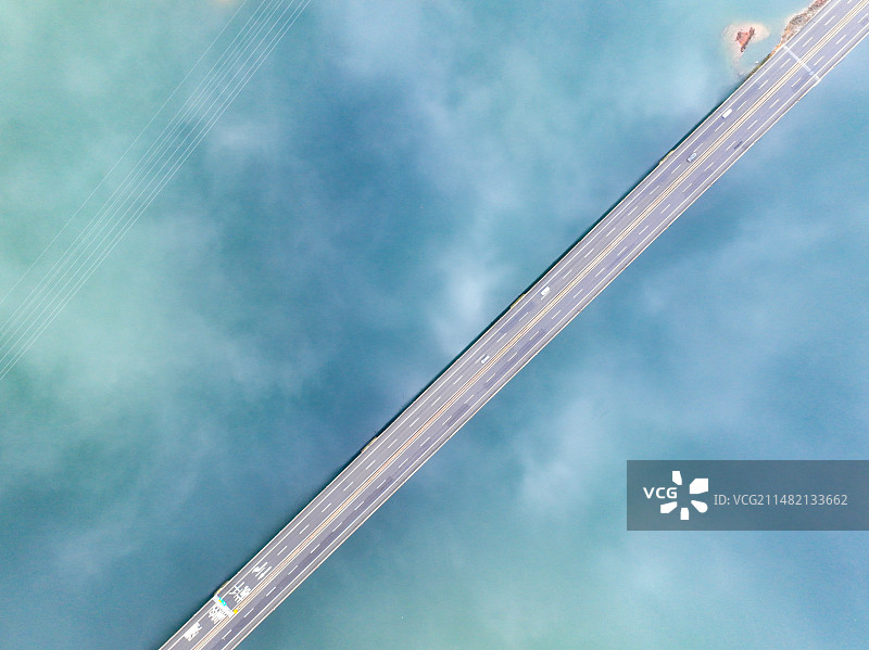 俯拍下的千岛湖高速公路大桥图片素材