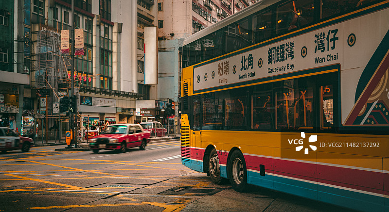 双层巴士和红色出租车交汇的瞬间图片素材