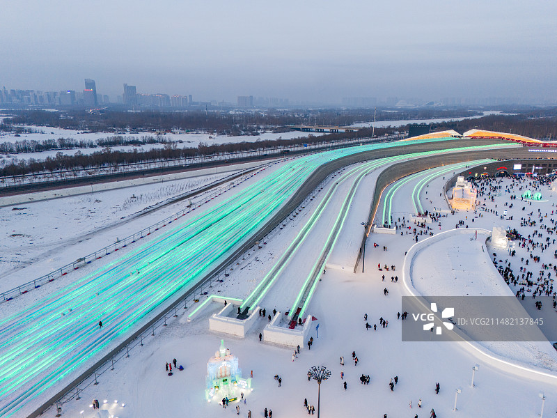 哈尔滨冰雪大世界大滑梯图片素材