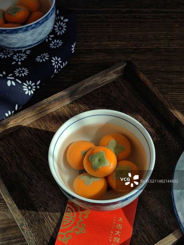 桌上碗里汤圆的高角度视图图片素材