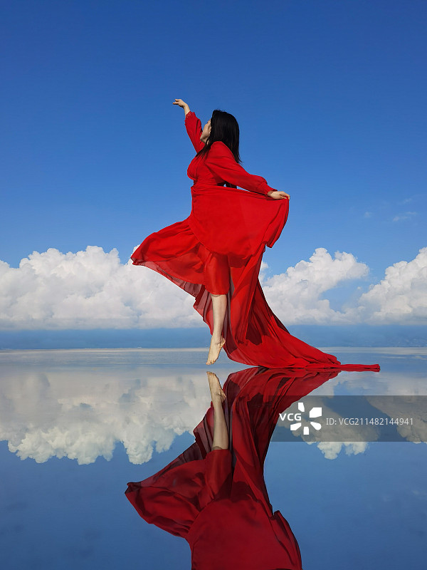 蓝天白云下飞起的女人图片素材