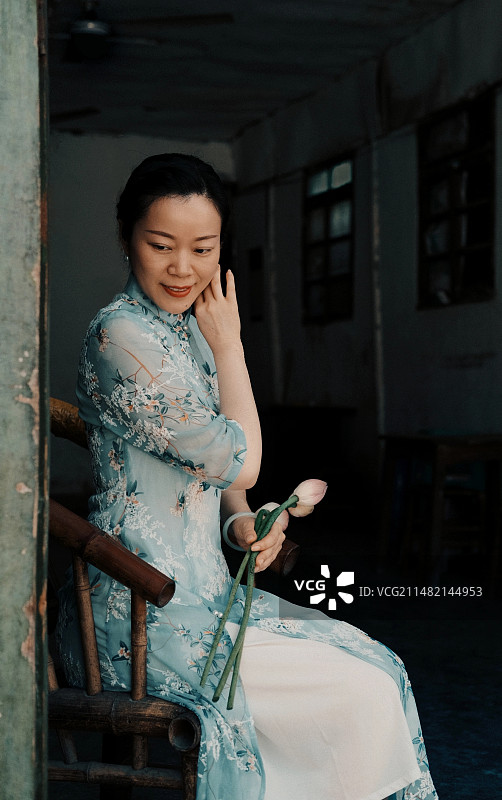 坐在椅子上微笑的年轻女子画像图片素材