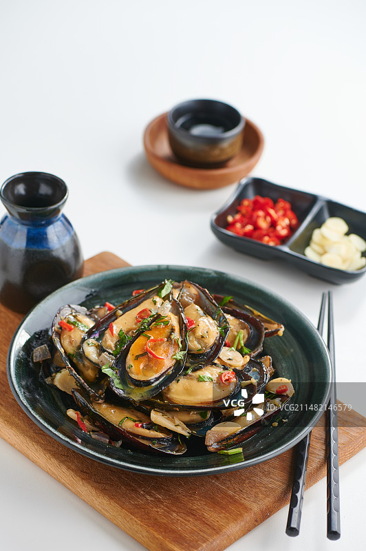 桌子上的美食海鲜特写 白酒煮贻贝图片素材