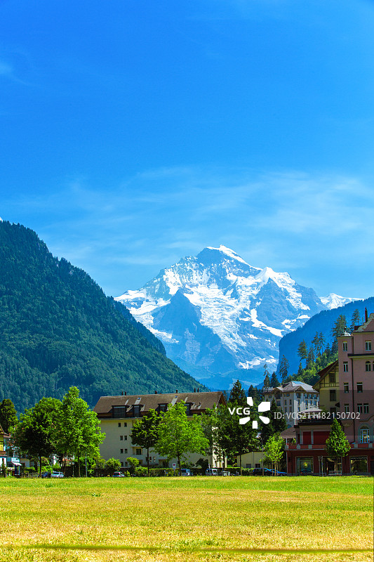 欧洲瑞士伯尔尼高地阿尔卑斯山区的著名山峰——少女峰图片素材