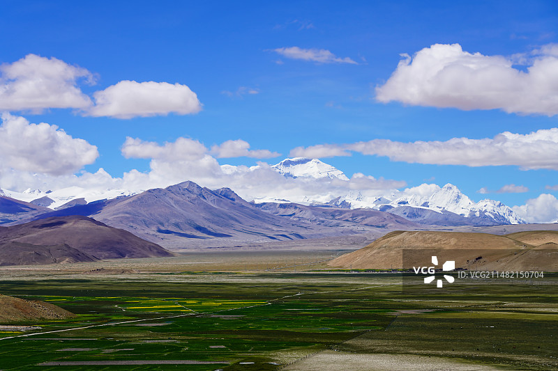 岗嘎镇土山观景台遥望卓奥友山峰图片素材