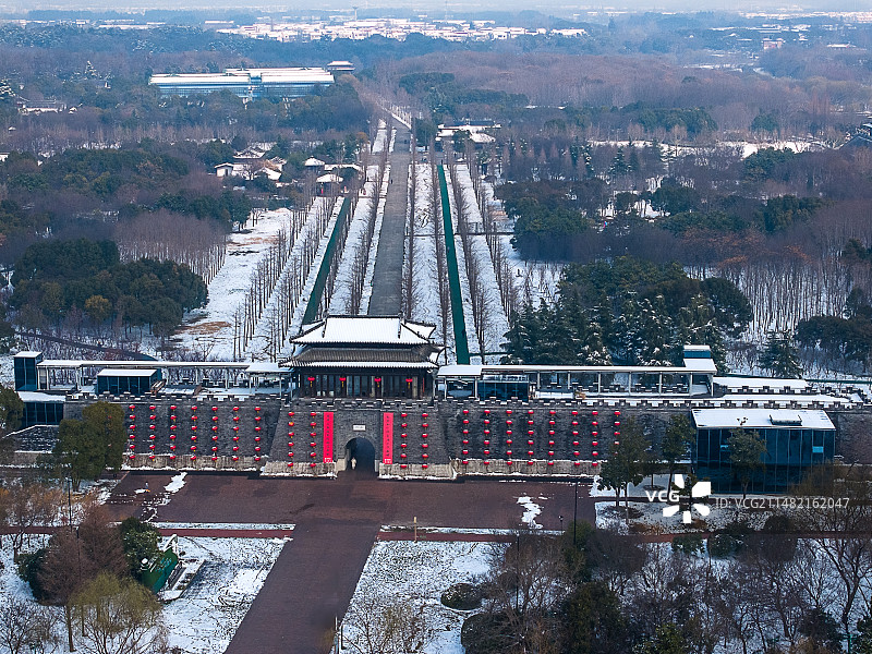 航拍雪后的宋夹城体育休闲公园、城楼、城门、水杉大道城墙图片素材