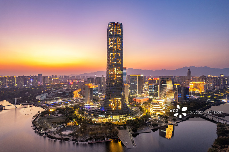 亚洲中国福建省厦门市集美圆月广场摩天大楼夕阳下航拍城市风光图片素材