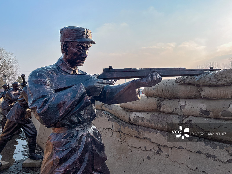 安徽省滁州市定远县大桥镇，中原局第三次会议旧址，战壕里的战士端枪射击造型图片素材