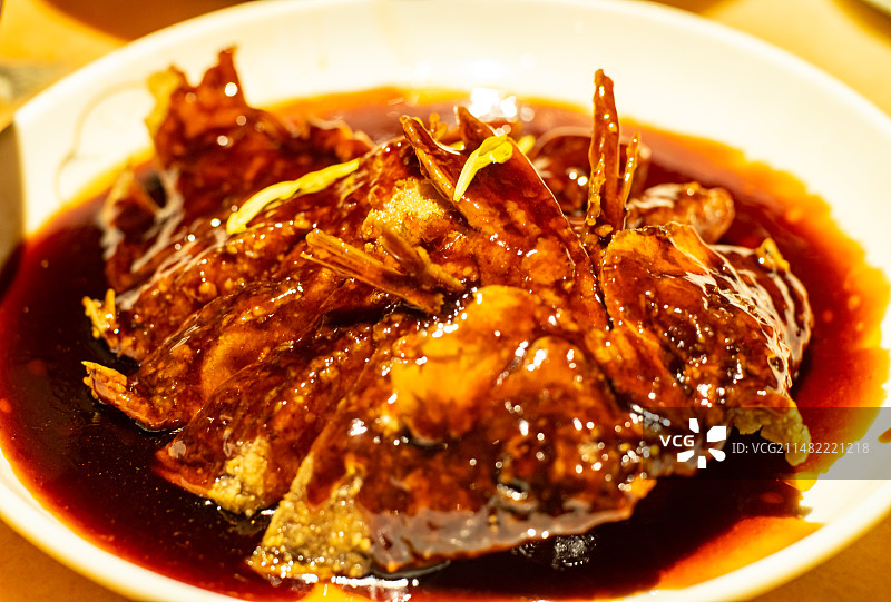 中国餐饮行业饮食产业，传统经典中国食品，杭州特产西湖醋鱼糖醋鲤鱼松鼠鱼，室内无人图像图片素材