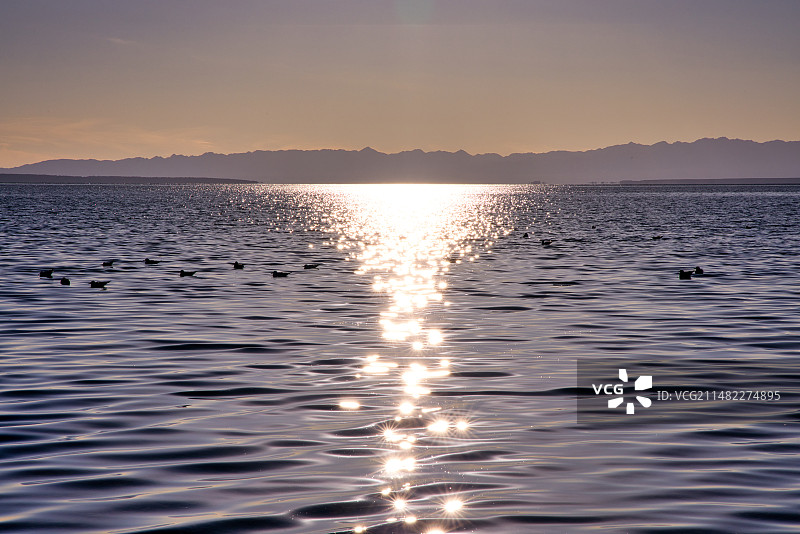 星茫散落在湖面图片素材