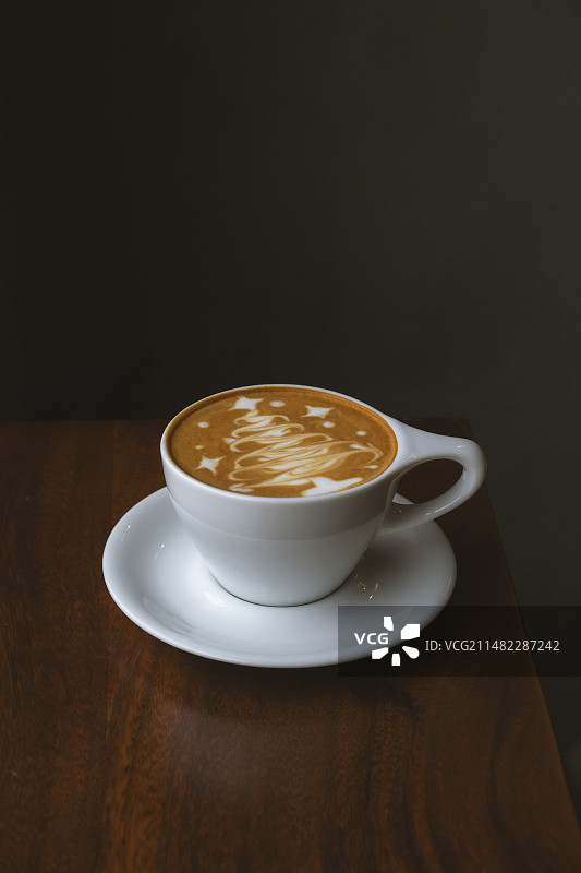 桌上咖啡杯特写镜头图片素材