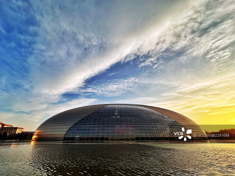 绚丽夕阳下的国家大剧院图片素材