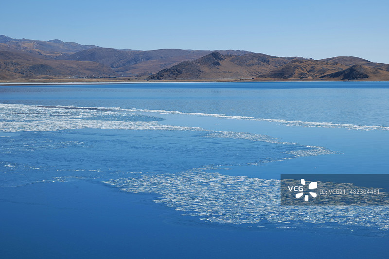 羊卓雍措和湖面的碎冰图片素材