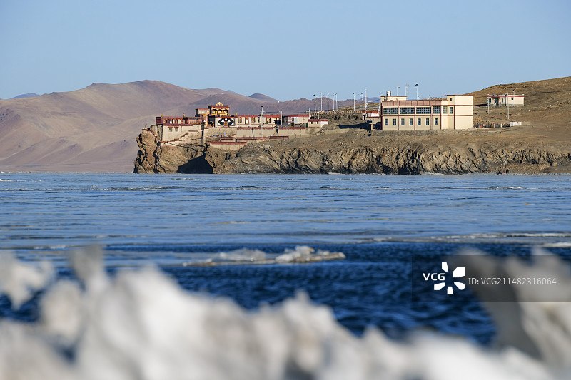 普莫雍错北岸，219国道旁的推瓦村，世界上海拔最高的行政村。图片素材