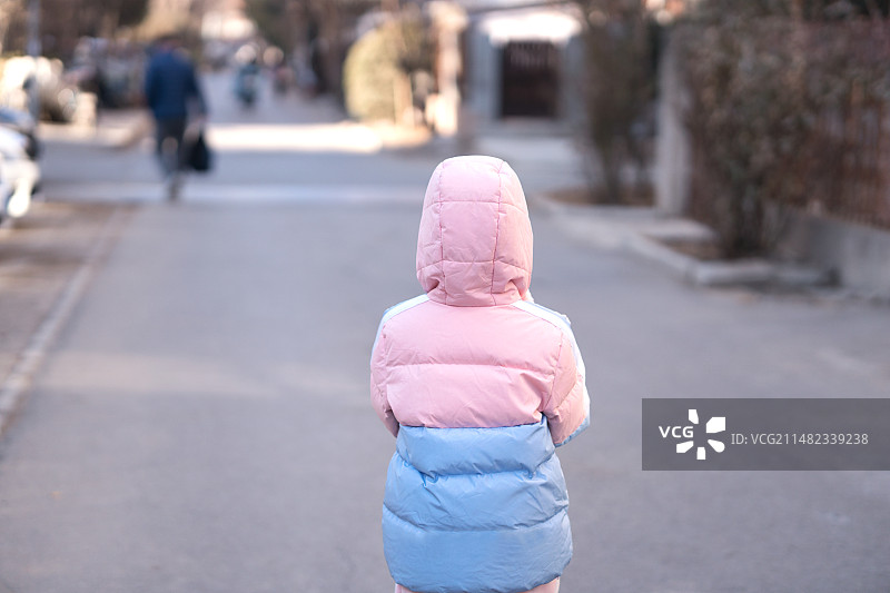 冬季包裹严实的小孩图片素材