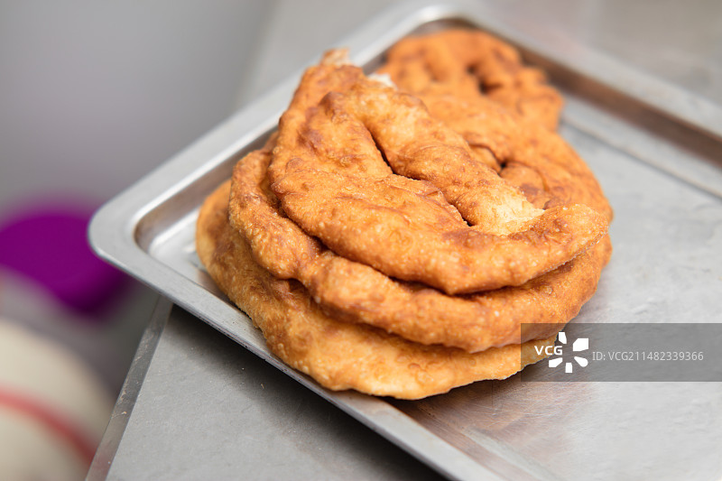 金黄色的炸油饼图片素材