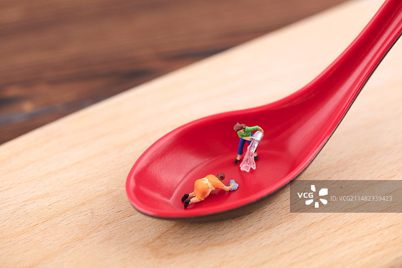 微缩场景勺子里打扫卫生图片素材