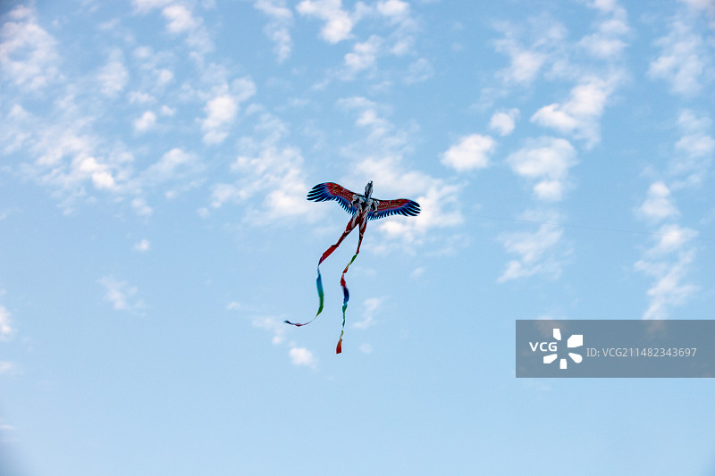 风筝在蓝天上飞翔的低角度视图图片素材