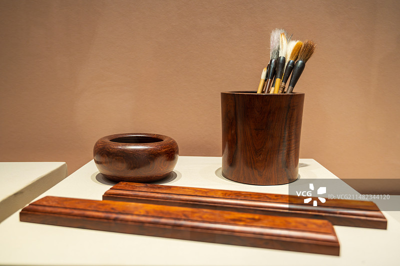 黄花梨镇尺、笔洗、笔筒图片素材