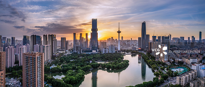 航拍中国辽宁沈阳青年公园彩电塔日落风景图片素材