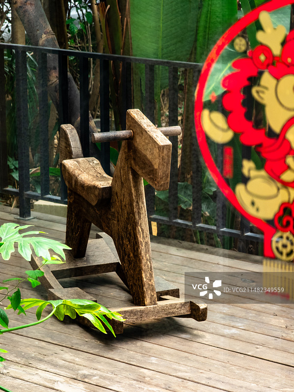 放在庭院里的木马图片素材