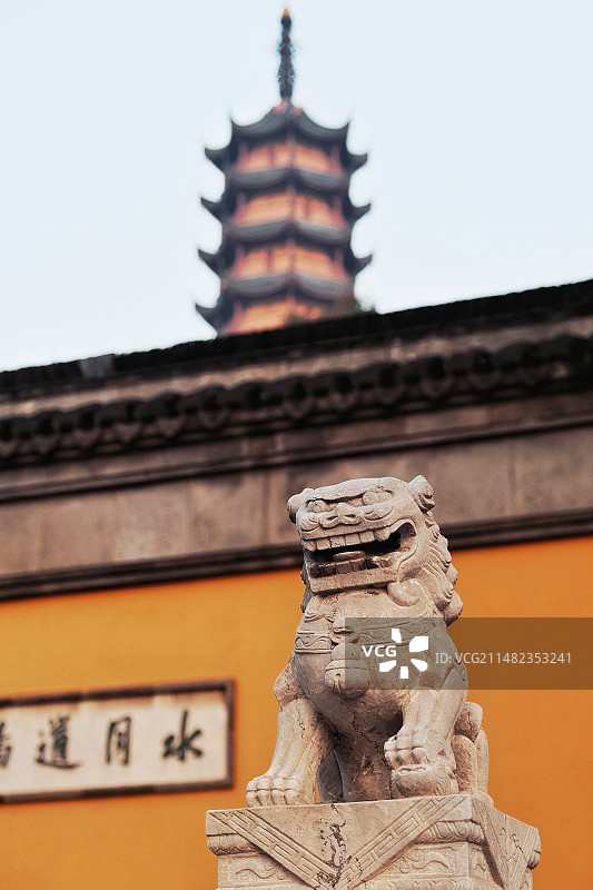 江苏镇江金山寺寺庙佛塔前的石狮子图片素材