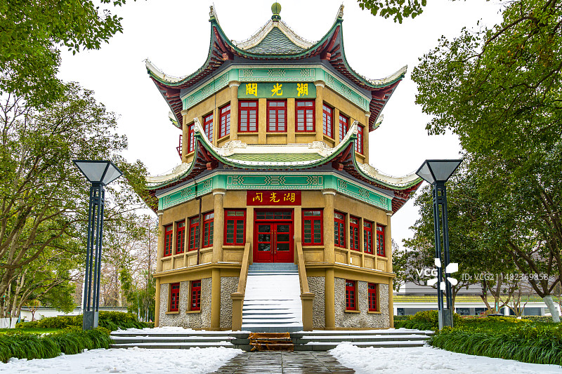 武汉东湖湖光阁早樱和梅花盛开樱花季节来临图片素材