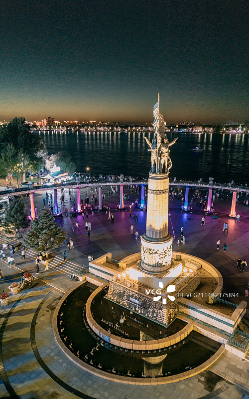 松花江畔，航拍夜幕下的哈尔滨市人民防洪胜利纪念塔（防洪纪念塔）图片素材