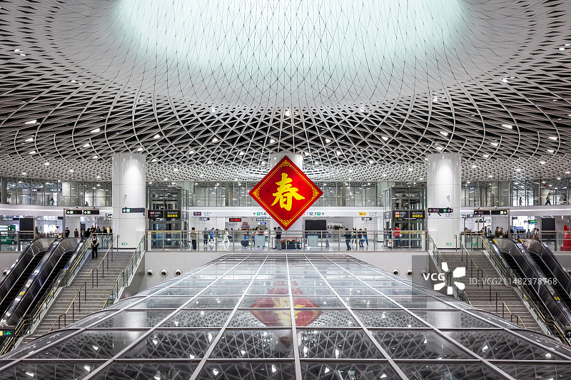 春节气氛中的深圳未来感的地铁站-岗厦北图片素材