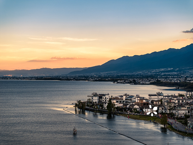 云南大理洱海黄昏磻溪村庄乡镇航拍图片素材