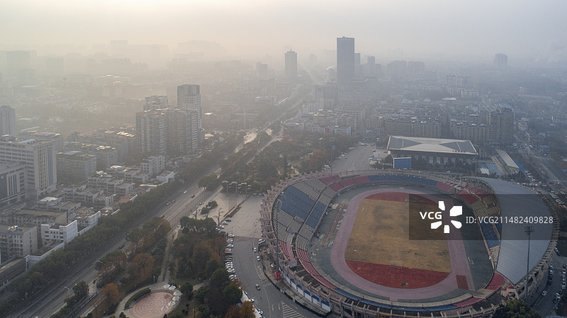 航拍日出时刻的湖南湘潭体育中心大操场图片素材