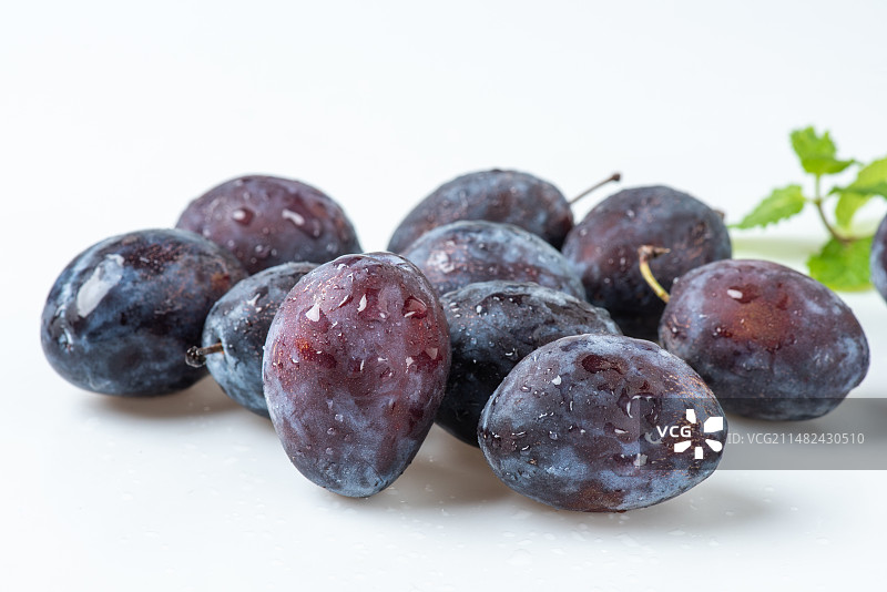 白底上的新鲜水果新疆大西梅特写图片素材