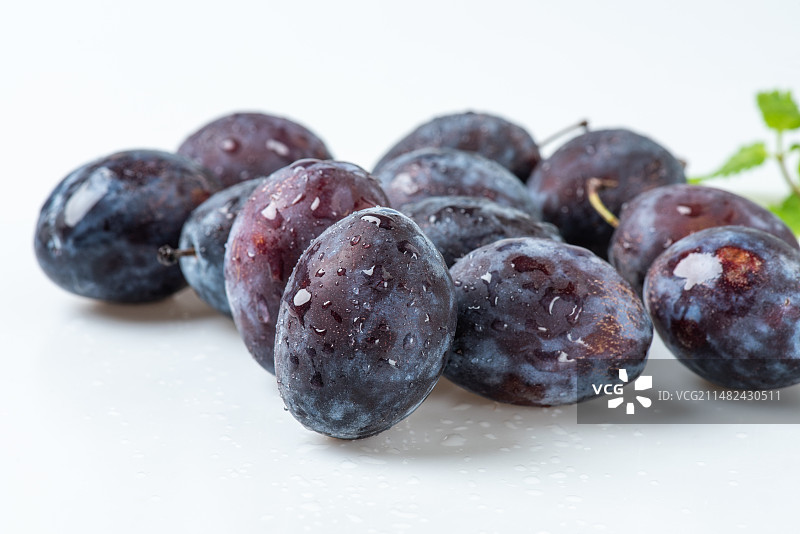 白底上的新鲜水果新疆大西梅特写图片素材