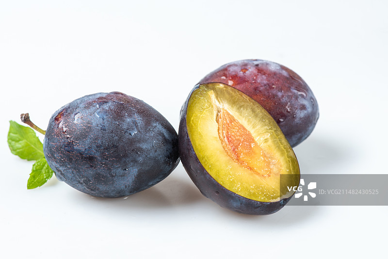 白底上的新鲜水果新疆大西梅特写图片素材