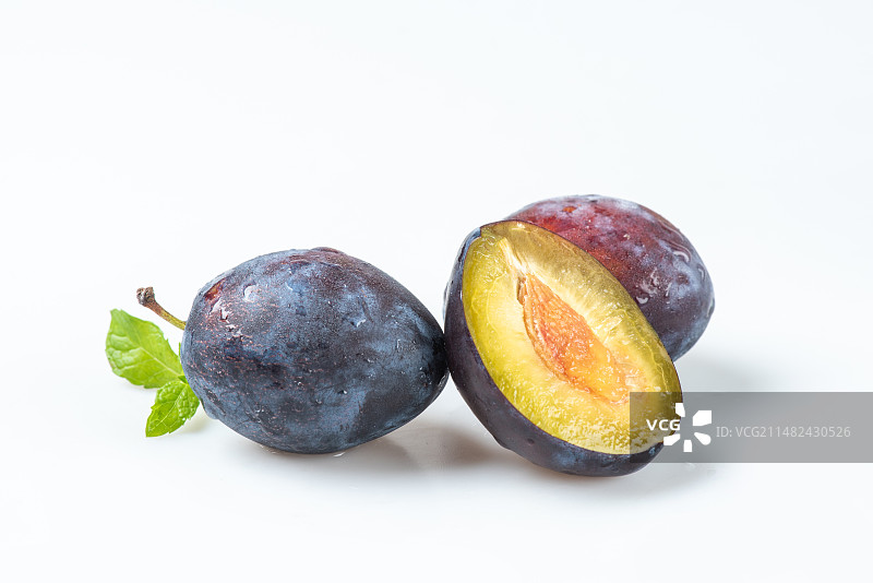 白底上的新鲜水果新疆大西梅特写图片素材