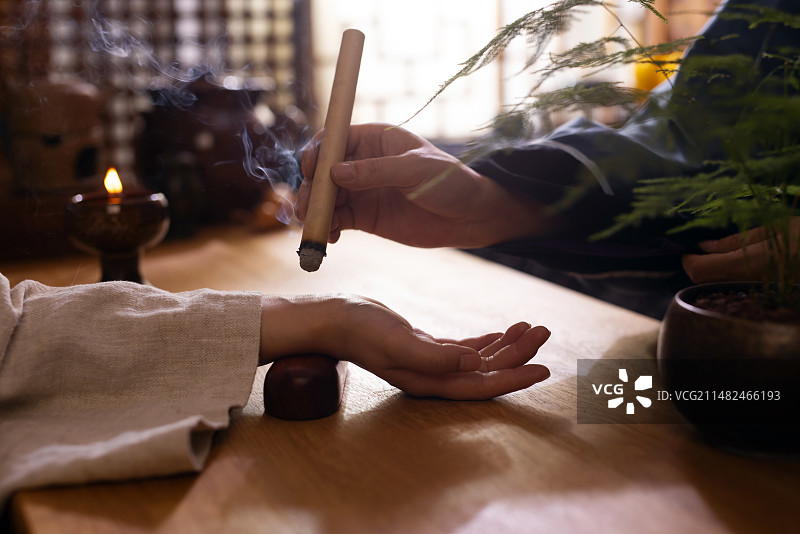 中医给患者手部艾灸,身体保养,物理疗法图片素材