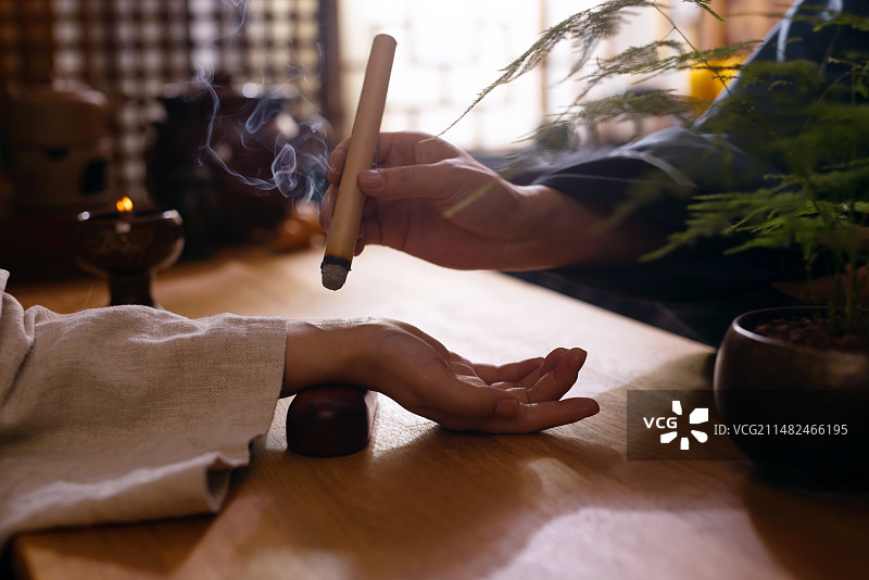 中医给患者手部艾灸,身体保养,物理疗法图片素材