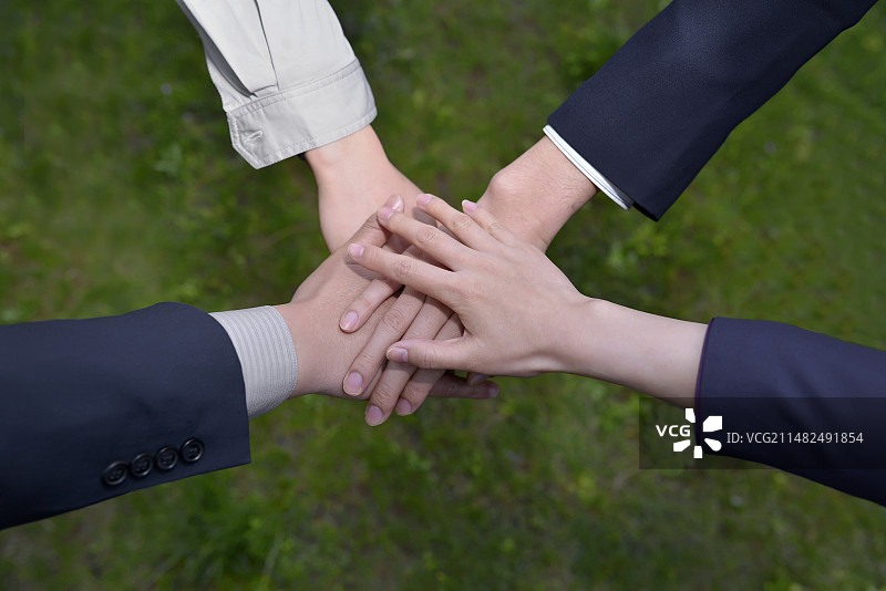 手交叠在一起图片素材