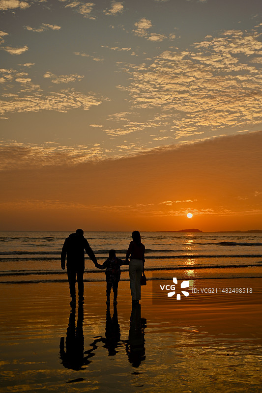 一家三口观赏海上日出图片素材