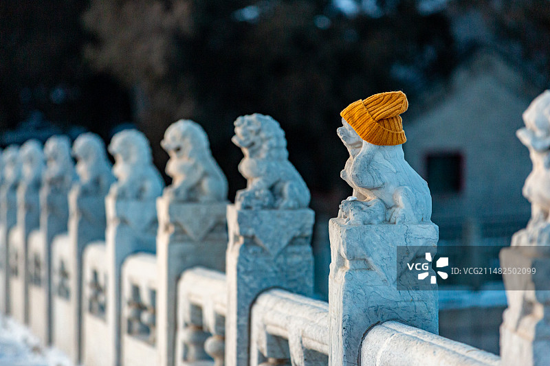 北京颐和园十七孔桥上戴帽子的石狮子图片素材