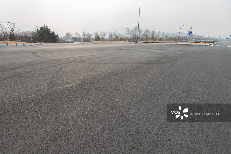 新铺设沥青公路上的车痕图片素材