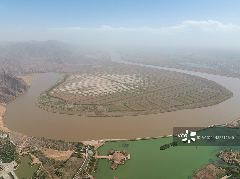航拍鸟瞰宁夏青铜峡黄河大峡谷图片素材