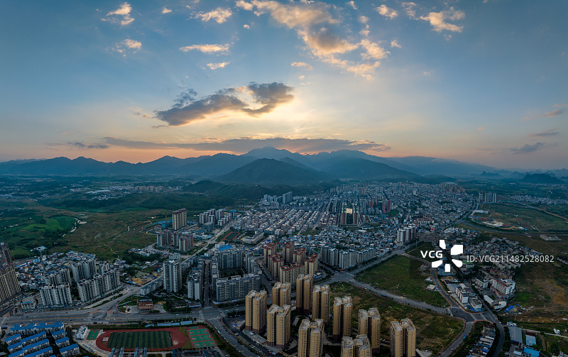 航拍视角下的南宁市上林县县城城市天际线图片素材